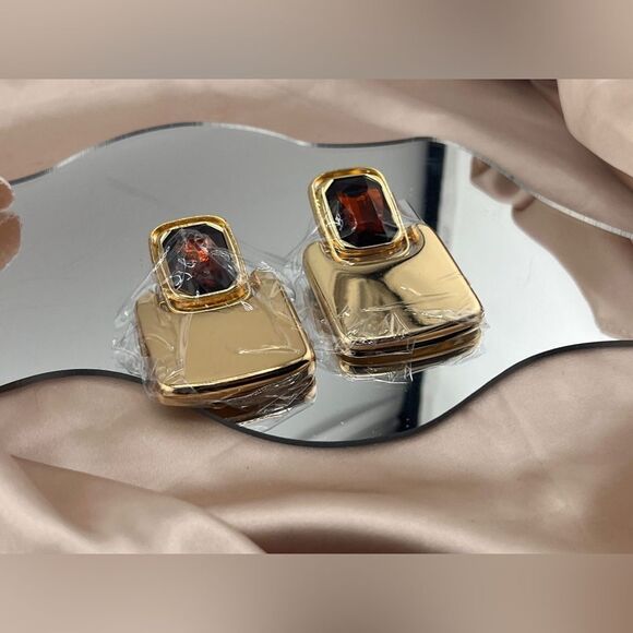 Bold Gold-Tone Geometric Earrings with Amber Accent - Picture 6 of 6